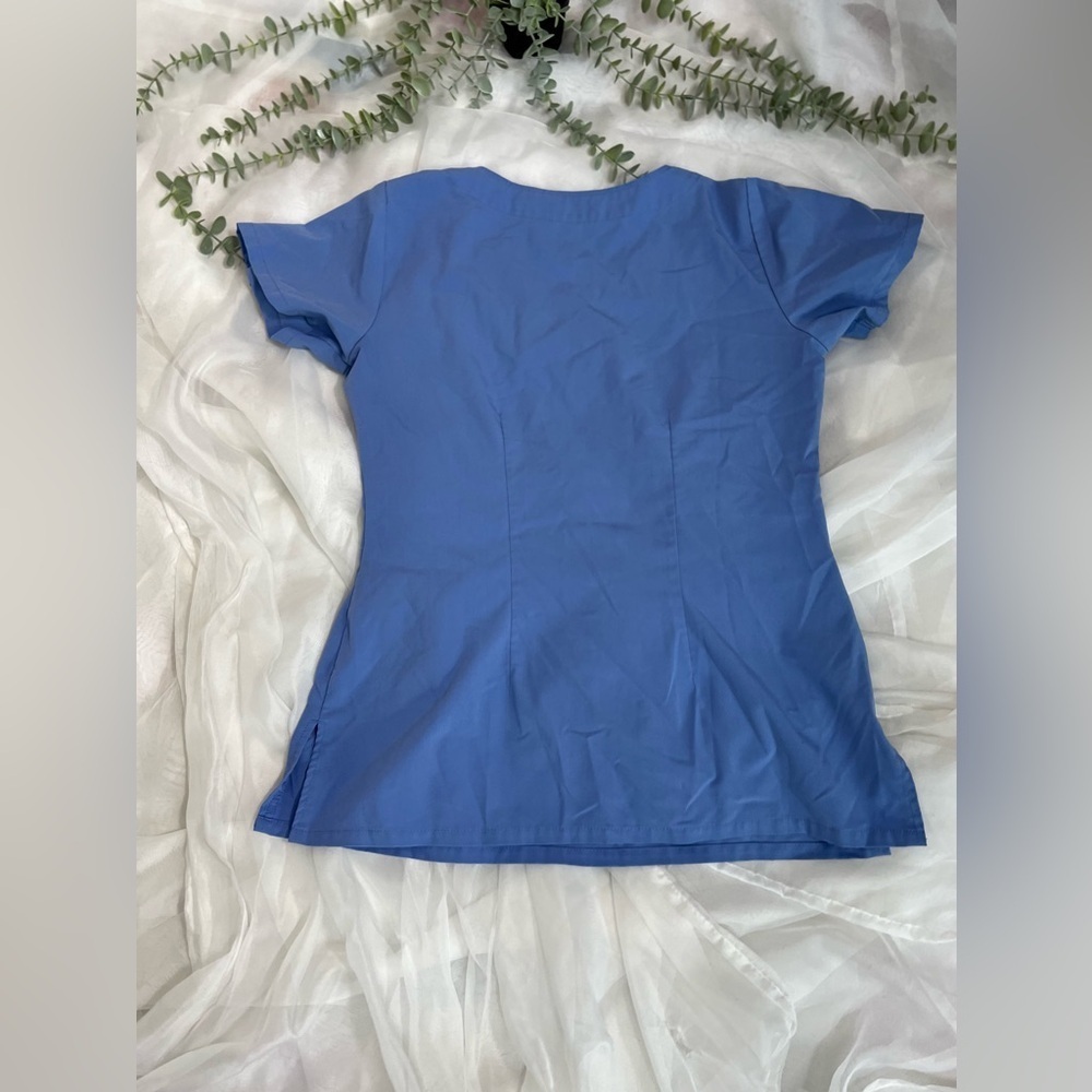 Grey’s Anatomy Ceil Blue Muti-pocket Cross Stitch Scrub Top Size Small - Picture 8 of 9